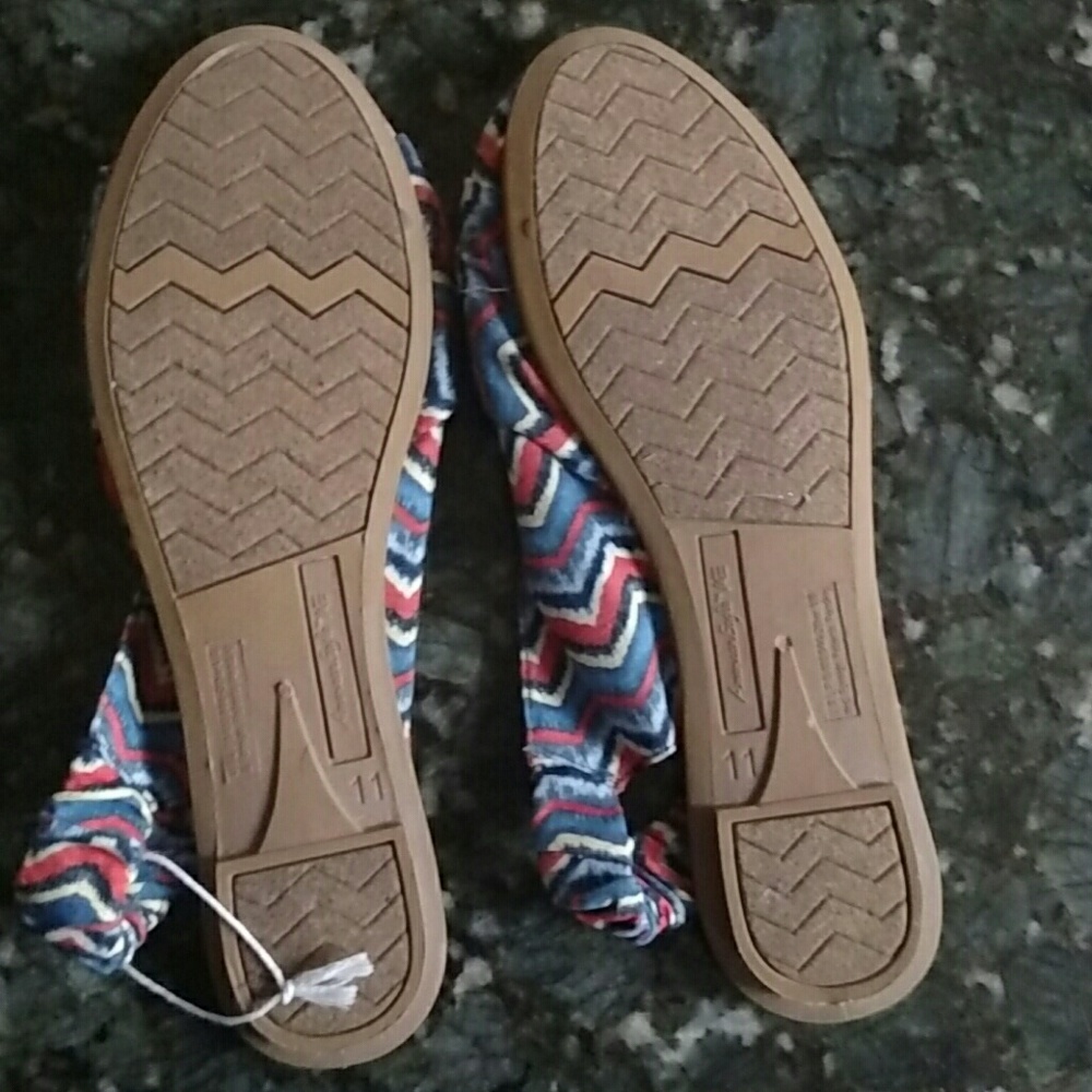 AE Shoes - Picture 2 of 2